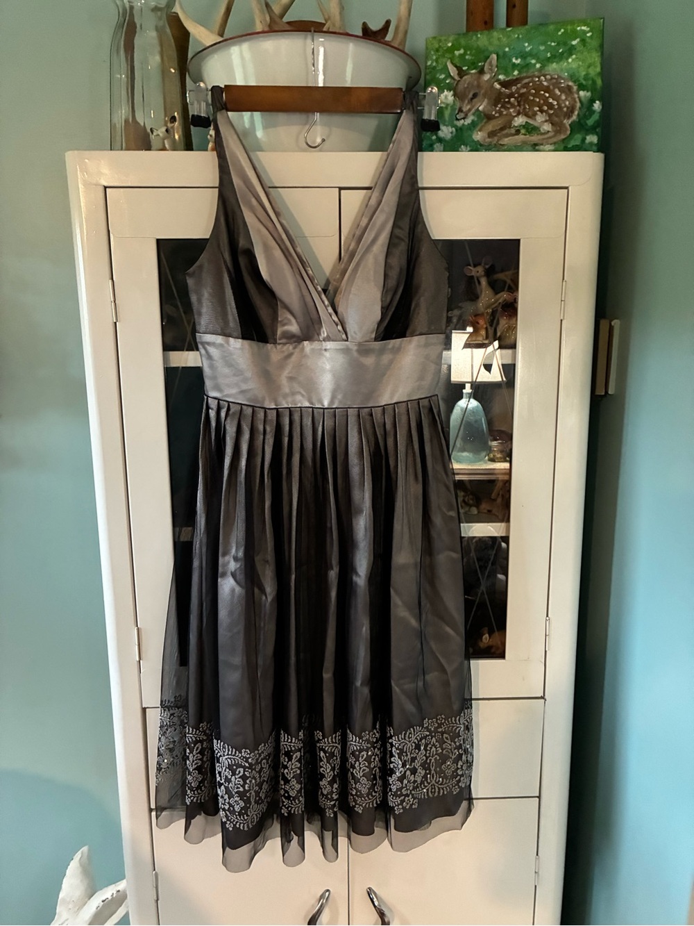 Night Way sz 8 Satin V-Neck Silver and Black Cocktail Dress euc